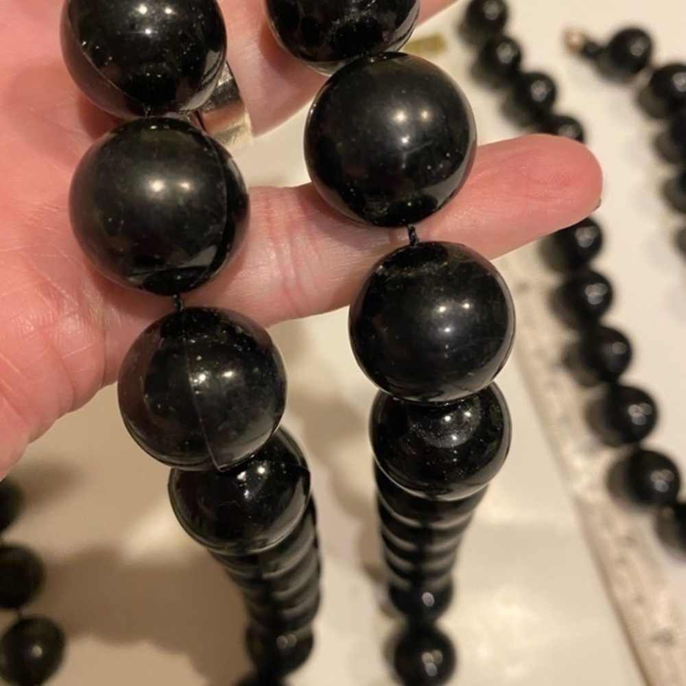 VINTAGE BLACK LAYERING NECKLACES LARGE PLASTIC BEADS - Picture 7 of 8
